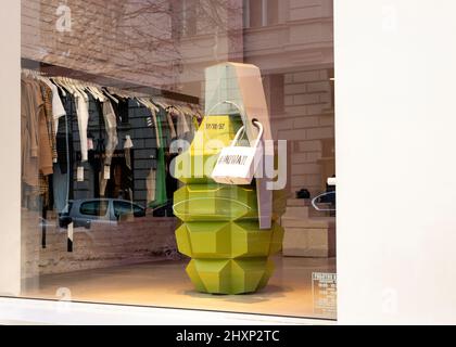 No War sign su una grande granata a mano finta in una vetrina boutique di moda a Sofia, Bulgaria Foto Stock