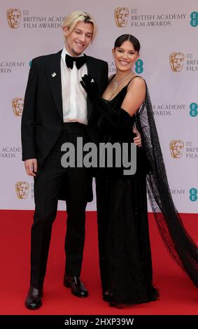 13 marzo 2022 - Londra, Inghilterra, Regno Unito - Millie Bobby Brown e Jake Bongiovi sono partecipanti al BAFTA Film Awards 2022, Royal Albert Hall Foto Stock