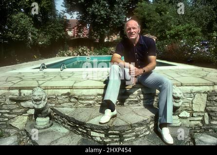 Boxer Sir Henry Cooper a casa nel 1981 Foto Stock