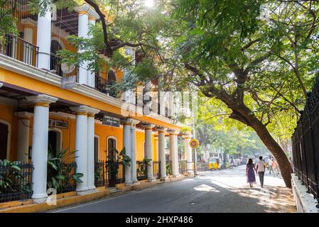 Pondicherry, India - 12 marzo 2022: L'area coloniale della città, vicino al parco Bharathi. Foto Stock