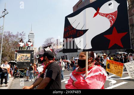 Non esclusiva: CITTÀ DEL MESSICO, MESSICO - 13 MARZO 2022: I sostenitori dell'Esercito zapatista di Liberazione Nazionale e delle comunità indigene (EZLN) prendono pa Foto Stock