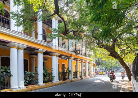 Pondicherry, India - 12 marzo 2022: L'area coloniale della città, vicino al parco Bharathi. Foto Stock