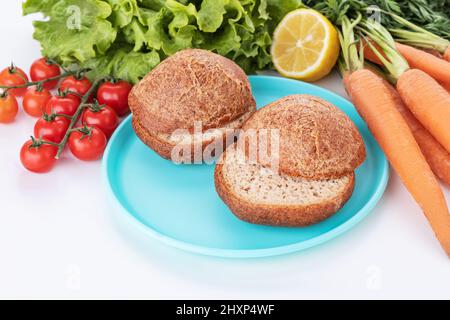 Buon Vegan Burger. Hamburger e verdure fresche su sfondo bianco Foto Stock