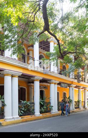 Pondicherry, India - 12 marzo 2022: L'area coloniale della città, vicino al parco Bharathi. Foto Stock