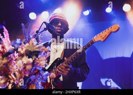 Copenaghen, Danimarca. 13th Mar 2022. Il cantante, cantautore e musicista d'anima americano Curtis Harding suona un concerto dal vivo all'Hotel Cecil di Copenhagen. (Photo Credit: Gonzales Photo/Alamy Live News Foto Stock