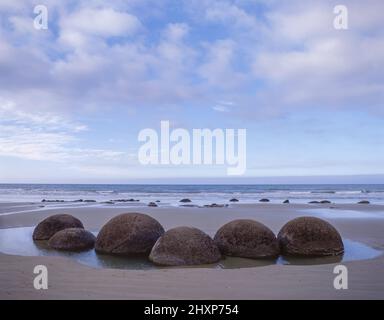 I massi Moeraki sulla spiaggia Koekohe, Moeraki, North Otago, Regione di Otago, Isola del Sud, Nuova Zelanda Foto Stock