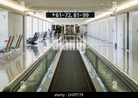 Spostamento del marciapiede verso i cancelli di partenza in aeroporto vuoto Foto Stock