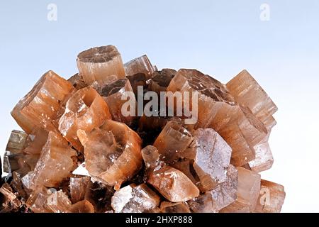 Cristalli di aragonite da Taouz ares Marocco. L'aragonite è un minerale di carbonato, una delle tre più comuni forme cristalline naturali di Calc Foto Stock