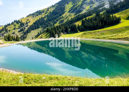 Lago di Balme e paesaggio di montagna a la Clusaz, alta savoia, Francia Foto Stock