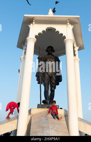 Pondicherry, India - 12 marzo 2022: Statua di Gandhi sulla passeggiata in riva al mare. Foto Stock