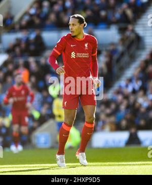 Virgil Van Dijk di Liverpool durante la partita di Premier League tra Brighton e Hove Albion e Liverpool all'American Express Stadium di Brighton, Regno Unito - 12 marzo 2022 foto Simon Dack / Telephoto Images. Solo per uso editoriale. Niente merchandising. Per le immagini di calcio si applicano restrizioni fa e Premier League inc. Non è consentito l'utilizzo di Internet/dispositivi mobili senza licenza FAPL. Per ulteriori dettagli, contattare Football Dataco Foto Stock