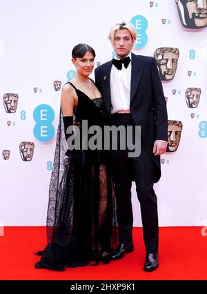 Millie Bobby Brown e Jake Bongiovi hanno partecipato ai 75th British Academy Film Awards che si sono tenuti presso la Royal Albert Hall di Londra. Data foto: Domenica 13 marzo 2022. Foto Stock