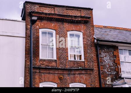 High Wycombe, Regno Unito. 7th marzo 2022. All'esterno di un edificio terrazzato è raffigurato un muratura in mattoni distorti. Credit: Mark Kerrison/Alamy Live News Foto Stock