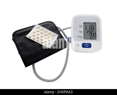 Tonometro elettronico medico su sfondo bianco. Monitor della pressione sanguigna. Dispositivo diagnostico medico, apparecchiatura di misurazione. Foto Stock