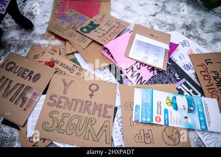 Toronto, Canada. 13th Mar 2022. Cartelli visibili a terra durante il rally femminile "vivere senza paura". Le donne organizzano una marcia femminista per chiedere giustizia e rendere visibile la violenza contro le donne latinoamericane di fronte al municipio di Toronto. (Foto di Katherine Cheng/SOPA Images/Sipa USA) Credit: Sipa USA/Alamy Live News Foto Stock