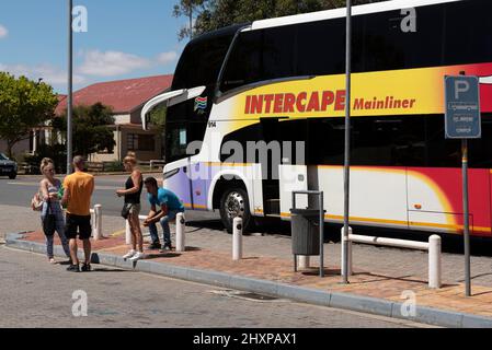 Riviersonerend, Capo Occidentale, Sudafrica. 2022. N2 e un autobus intercape con i passeggeri che fanno una pausa dal loro viaggio. Foto Stock