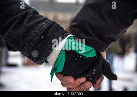 Toronto, Canada. 13th Mar 2022. I manifestanti hanno visto tenere le mani durante il rally femminile "vivere senza paura". Le donne organizzano una marcia femminista per chiedere giustizia e rendere visibile la violenza contro le donne latinoamericane di fronte al municipio di Toronto. (Foto di Katherine Cheng/SOPA Images/Sipa USA) Credit: Sipa USA/Alamy Live News Foto Stock