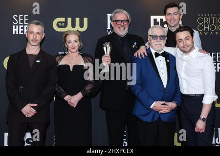 CENTURY CITY, LOS ANGELES, CALIFORNIA, USA - MARZO 13: Jeremy strong, J. Smith-Cameron, Scott Ferguson, Brian Cox, Nicholas Braun e Kieran Culkin posano nella sala stampa dopo aver ricevuto il premio Best Drama Series per la 'Session' ai 27th Annual Critics' Choice Awards, che si sono tenuti presso il Fairmont Century Plaza Hotel il 13 marzo 2022 a Century City, Los Angeles, California, Stati Uniti. (Foto di Xavier Collin/Image Press Agency/Sipa USA) Foto Stock