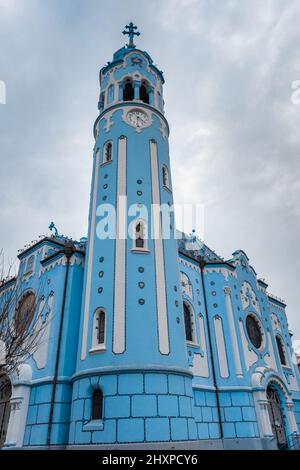 Romantica chiesa blu a Bratislava. Il lato sud della chiesa art-deco di Santa Elisabetta a Bratislava, Slovacchia Foto Stock