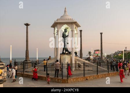 Pondicherry, India - 12 marzo 2022: Statua di Gandhi sulla passeggiata in riva al mare. Foto Stock