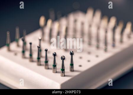 Punte dentarie per dentale in odontoiatria preparate al lavoro. Foto Stock