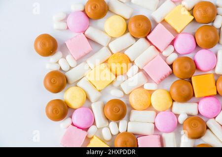 Dolciumi colorati, caramelle su sfondo bianco, vista ad angolo alto Foto Stock