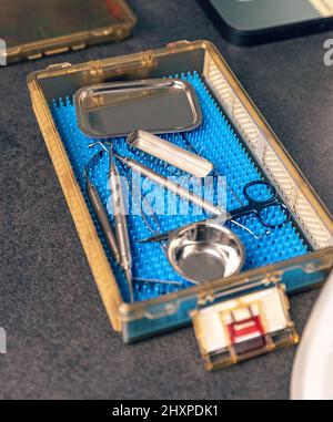Strumenti dentali in metallo in una scatola. Set di strumenti per il trattamento dentale Foto Stock