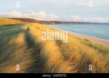 Paesaggio marino panoramico di Traigh Mhor Beach e dune erbose a North Tolsta sull'isola di Lewis e Harris nelle Ebridi esterne di Scozia, Regno Unito. Foto Stock