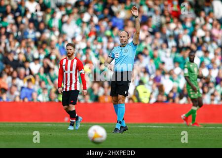 L'arbitro Antonio Mateu Lahoz durante la partita la Liga tra Real Betis e Athletic Club ha giocato allo stadio Benito Villamarin il 2022 marzo a Siviglia, in Spagna. (Foto di Antonio Pozo / PRESSINPHOTO) Foto Stock