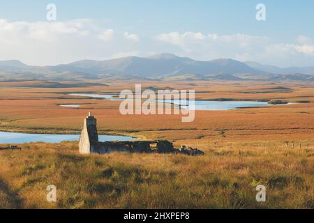 Vecchie rovine di pietra di un bothy abbandonato nel paesaggio di montagna moorland sull'isola di Lewis e Harris nelle Ebridi esterne, Scozia. Foto Stock