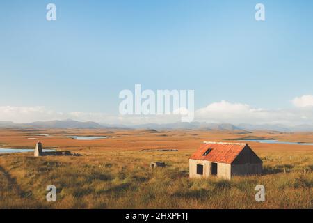 Vecchie rovine di pietra di un bothy abbandonato e cottage nel paesaggio di montagna moorland sull'isola di Lewis e Harris nelle Ebridi esterne, Scozia. Foto Stock