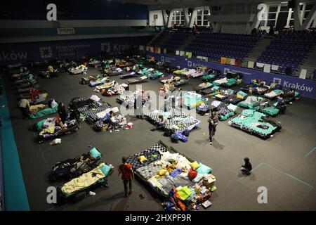 CRACOVIA, POLONIA - 9 MARZO 2022: Rifugiati ucraini al Suche Stawy (club calcistico Hutnik Krakow Arena) di Cracovia Foto Stock