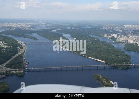 FIUME DNIEPER CHE SCORRE ATTRAVERSO KIEV, UCRAINA. Foto Stock