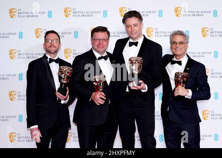 Mac Ruth, Ron Bartlett, Theo Green e Mark Mangini nella sala stampa dopo aver vinto il Sound Award per Dune ai British Academy Film Awards 75th che si sono tenuti presso la Royal Albert Hall di Londra. Data foto: Domenica 13 marzo 2022. Foto Stock