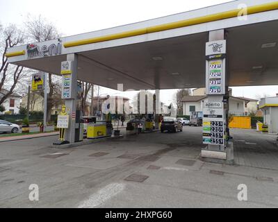 Lombardia, Italia - 14th marzo 2022 Prezzi crescenti etichette ed etichette di gasolio, benzina e altro combustibile come pompa benzina della stazione oltre 2,2 euro per litro depe Foto Stock