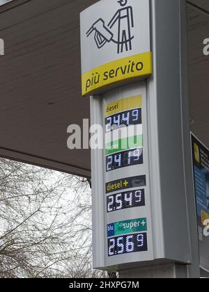 Lombardia, Italia - 14th marzo 2022 Prezzi crescenti etichette ed etichette di gasolio, benzina e altro combustibile come pompa benzina della stazione oltre 2,2 euro per litro depe Foto Stock