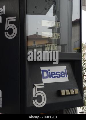 Lombardia, Italia - 14th marzo 2022 Prezzi crescenti etichette ed etichette di gasolio, benzina e altro combustibile come pompa benzina della stazione oltre 2,2 euro per litro depe Foto Stock