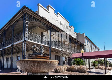 Selma, Alabama, USA-1 marzo 2022: Vista ad angolo basso dello storico St. James Hotel sul fiume Alabama a Selma originariamente aperto nel 1837. Foto Stock