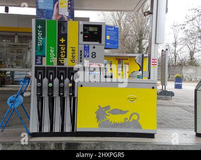 Lombardia, Italia - 14th marzo 2022 Prezzi crescenti etichette ed etichette di gasolio, benzina e altro combustibile come pompa benzina della stazione oltre 2,2 euro per litro depe Foto Stock