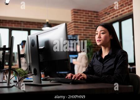 Algoritmo di sicurezza per sviluppatori di software asiatici che utilizza la programmazione visiva. Cyber officer che lavora con numeri binari per lo sviluppo di applicazioni di database attraverso nodi neurali. Foto Stock
