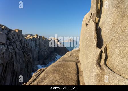 Acantilados de papel (scogliere di carta) nella zona di Rías Altas a Gaiicia al tramonto con formazioni rocciose sinuose. Foto Stock