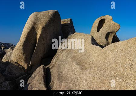 Acantilados de papel (scogliere di carta) nella zona di Rías Altas a Gaiicia al tramonto con formazioni rocciose sinuose. Foto Stock