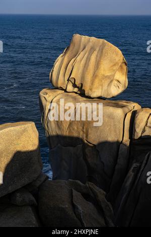 Acantilados de papel (scogliere di carta) nella zona di Rías Altas a Gaiicia al tramonto con formazioni rocciose sinuose. Foto Stock