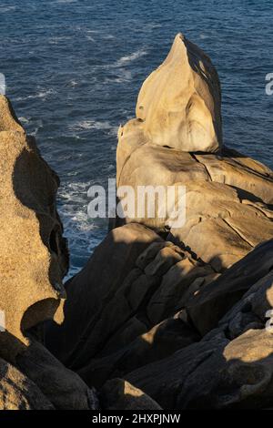 Acantilados de papel (scogliere di carta) nella zona di Rías Altas a Gaiicia al tramonto con formazioni rocciose sinuose. Foto Stock