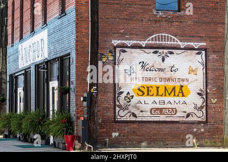 Selma, Alabama, USA-1 marzo 2022: Benvenuto al murale di Selma dipinto sul lato di un edificio in mattoni nel quartiere storico del centro di Selma. Foto Stock