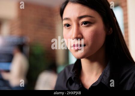 Ritratto dello sviluppatore di software che codifica l'applicazione firewall di apprendimento automatico utilizzando l'intelligenza artificiale. Ingegnere asiatico per la sicurezza informatica che sviluppa un sistema di protezione del cloud. Primo piano. Foto Stock