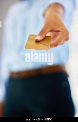 Ho bisogno di prendere i miei soldi. Scatto di qualcuno che dà una carta di credito per fare un acquisto. Foto Stock