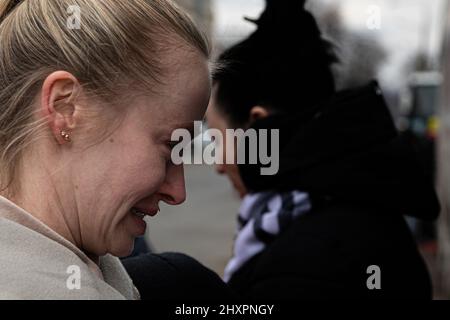 Chisinau, Moldavia. 13th Mar 2022. Il gruppo umanitario israeliano ha Unito Hatzalah, ha eseguito l'operazione Orange Wings da una sinagoga di Chisinau ed ha estratto centinaia di rifugiati ucraini per la sicurezza, il 13 marzo 2022 a Chisinau, Moldavia. Più di due milioni e mezzo di persone sono fuggiti dall'Ucraina nei paesi vicini da quando la Russia ha lanciato un'invasione su larga scala del paese il 24 febbraio. (Foto di Michael Nigro/Pacific Press) Credit: Pacific Press Media Production Corp./Alamy Live News Foto Stock