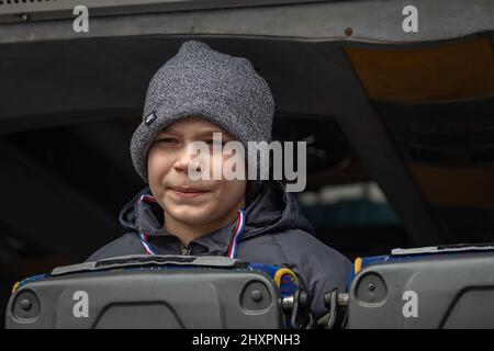 Chisinau, Moldavia. 13th Mar 2022. Misha, 10 anni, lasciò la sua famiglia a Zaporozhye, Ucraina, e viaggiò da solo in Moldavia. Il gruppo umanitario israeliano ha Unito Hatzalah, ha eseguito l'operazione Orange Wings da una sinagoga di Chisinau ed ha estratto centinaia di rifugiati ucraini per la sicurezza, il 13 marzo 2022 a Chisinau, Moldavia. Più di due milioni e mezzo di persone sono fuggiti dall'Ucraina nei paesi vicini da quando la Russia ha lanciato un'invasione su larga scala del paese il 24 febbraio. (Foto di Michael Nigro/Pacific Press) Credit: Pacific Press Media Production Corp./Alamy Live News Foto Stock