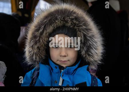 Chisinau, Moldavia. 13th Mar 2022. Il gruppo umanitario israeliano ha Unito Hatzalah, ha eseguito l'operazione Orange Wings da una sinagoga di Chisinau ed ha estratto centinaia di rifugiati ucraini per la sicurezza, il 13 marzo 2022 a Chisinau, Moldavia. Più di due milioni e mezzo di persone sono fuggiti dall'Ucraina nei paesi vicini da quando la Russia ha lanciato un'invasione su larga scala del paese il 24 febbraio. (Foto di Michael Nigro/Pacific Press) Credit: Pacific Press Media Production Corp./Alamy Live News Foto Stock